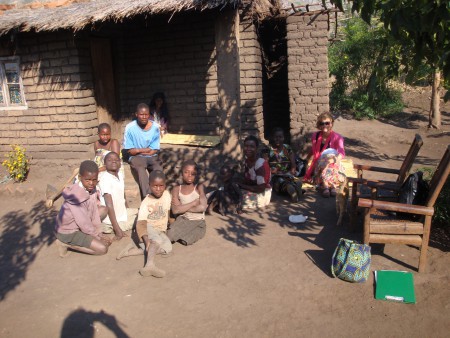 leden van een dorpje van wel drie huizen groot. derde van rechts is de oudtante van het meisje dat opgenomen wordt. Ze wonen ook in een huisje gemaakt van modderstenen.